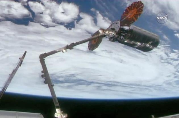 Стыковка корабля со станцией была совершена с помощью роботизированной руки
