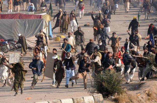 Пакистанские исламисты празднуют победу над правительством после ухода с должности министра юстиции страны.