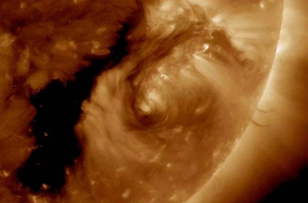 NASA опубликовало снимок необычной нити на Солнце