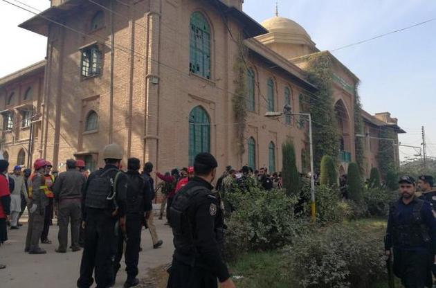 В Пакистане боевики &quot;Талибана&quot;напали на университетский кампус: девять погибших, десятки раненых