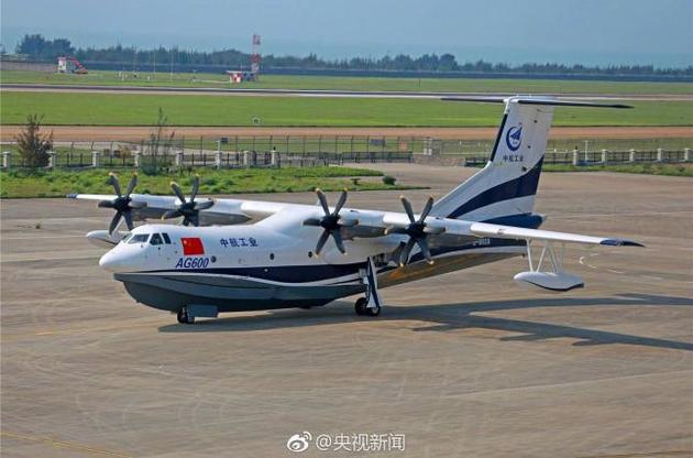 В Китае совершил первый полет самый большой самолет-амфибия
