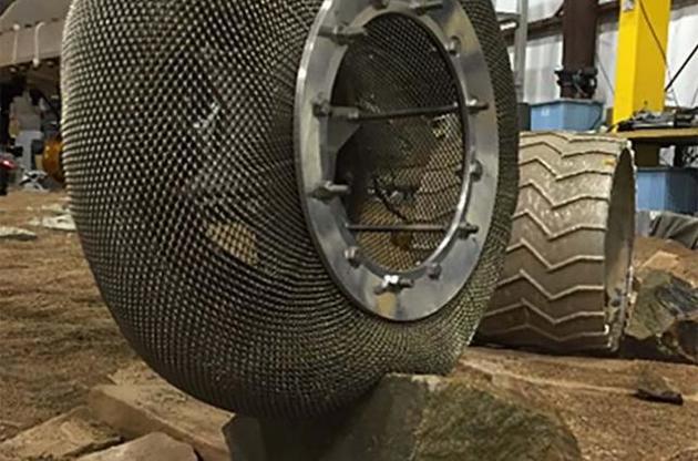 Колесо выполнено из множества переплетенных пружин