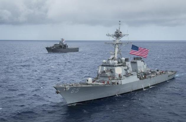У берегов Японии американский эсминец столкнулся с буксиром