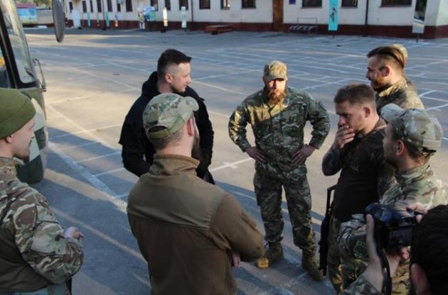 В центре Киева бойцы батальона "Азов" устроили потасовку с советником президента Бирюковым