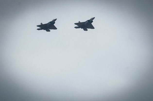 Американские F-22 перехватили российские Су-25 в небе над Сирией