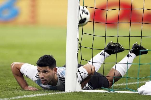 Нападающий сборной Аргентины Агуэро упал в обморок в перерыве матча с Нигерией