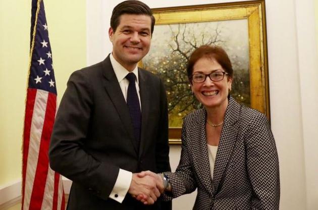 Уэсс Мітчелл разом з послом США в Україні Марі Йованович