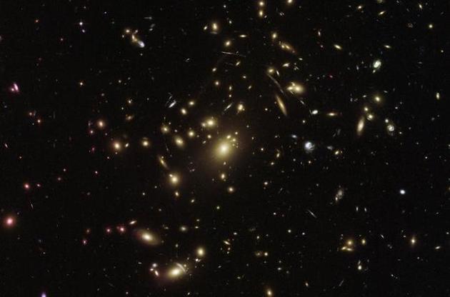 "Хаббл" зробив знімок масивного галактичного кластера
