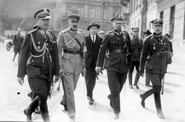 Юзеф Пилсудский и генералы &ndash; участники антиправительственного мятежа на улицах Варшавы, 31 мая 1926 г.