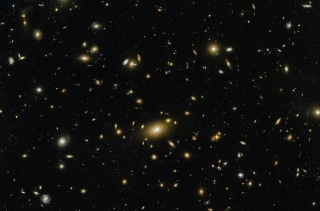 "Хаббл" зробив знімок масивного галактичного кластера часів раннього Всесвіту