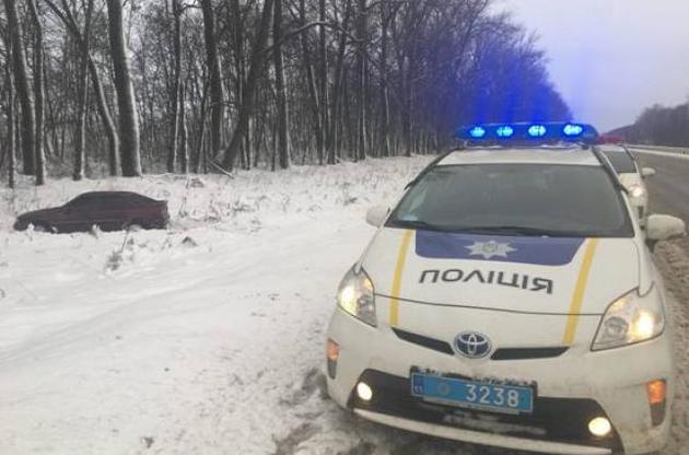 Из-за непогоды на украинских дорогах за сутки произошло более 1300 аварий