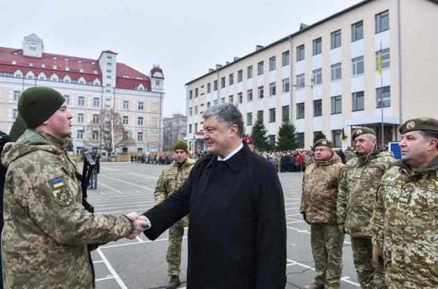 Порошенко присвоил президентскому полку имя Богдана Хмельницкого