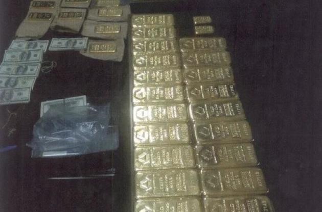 Два килограмма золота "забыли" в салоне самолета в Индии