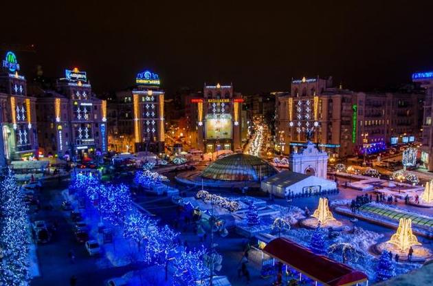 В Киеве начали устанавливать рождественскую иллюминацию