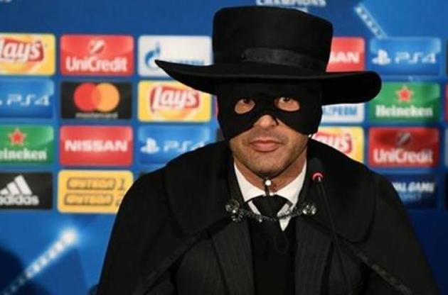 Фонсека спілкувався зі ЗМІ в образі Зорро