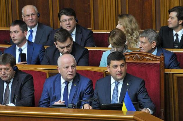Дві третини українців проти роботи депутатів за сумісництвом в уряді