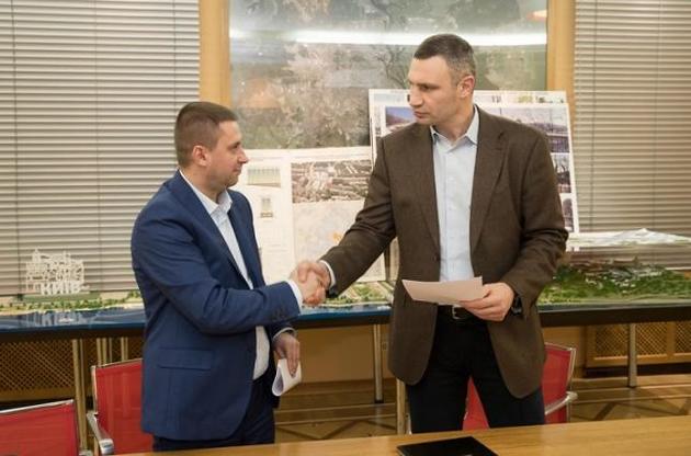 Кличко спромігся знизити висотність трьох будинків на місці Сінного ринку на 1-3 поверхи