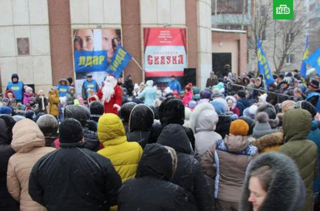 Жители России устроили давку из-за бесплатных конфет