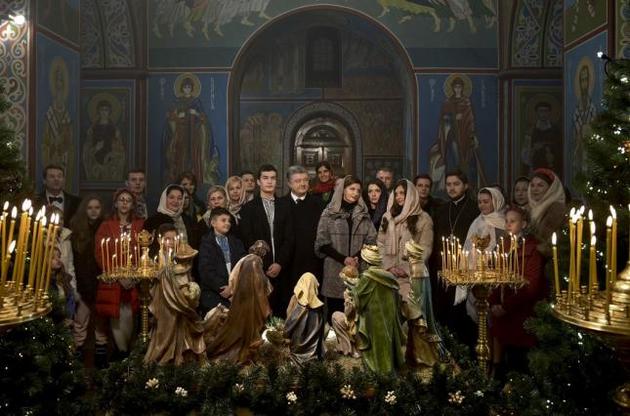 Порошенко с семьей поздравил украинцев с Рождеством по юлианскому календарю