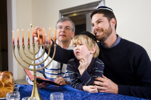 Вісім святкових днів у синагогах та будинках євреїв запалюються свічки у ханукіях