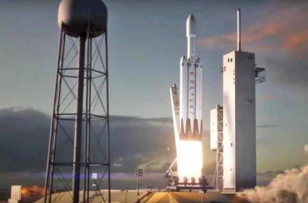 SpaceX установила ракету Falcon Heavy на стартовый стол