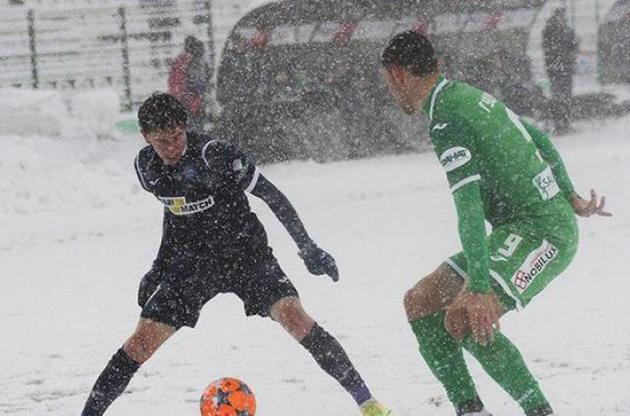 Стадион во Львове засыпало снегом
