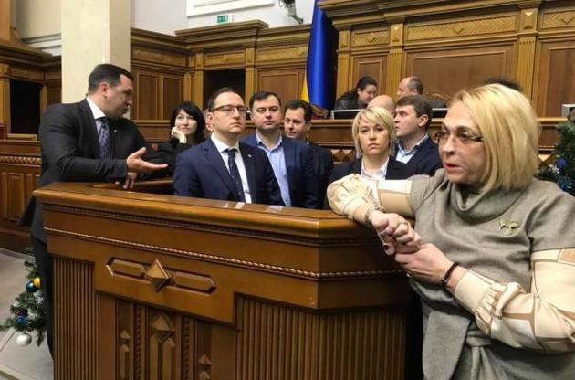 Депутаты заблокировали трибуну парламента