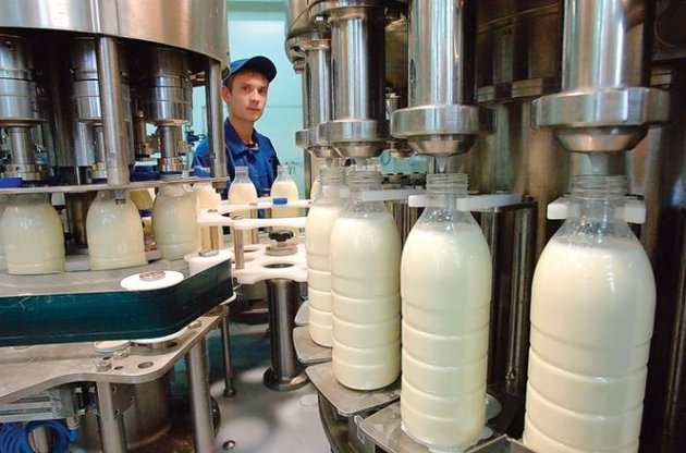 В Украине собираются отсрочить запрет на закупку молока у населения