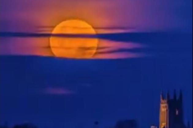 На відео можна побачити захід Місяця над Род-Айленд