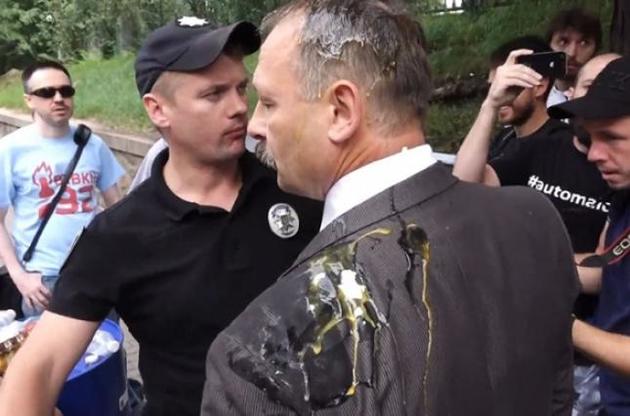Трем автомайдановцам объявили подозрение в избиении депутата Барны яйцами