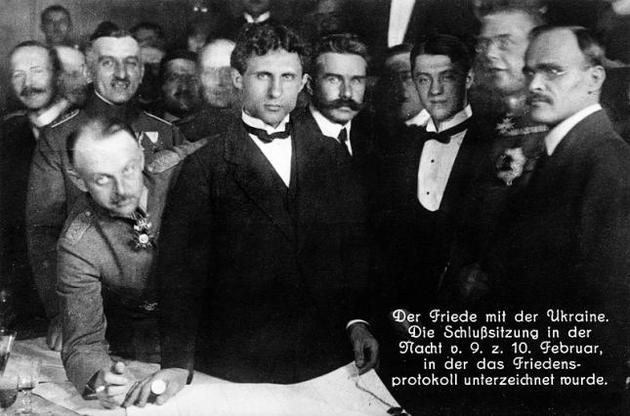 Брест-Литовск. Подписание мирного протокола в ночь с 9 на 10 февраля
1918 года. Слева: генерал Бринкманн, Николай Любинский, Николай
Левитский, Александр Севрюк, генерал Макс Гофман, Сергей Остапенко.