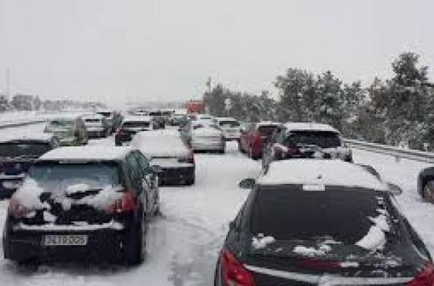 Снегопад в Испании заблокировал тысячи людей  в авто