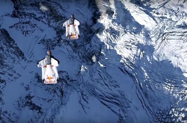 Два экстремала бросились с горы в Альпах и точно попали в дверь летящего самолета