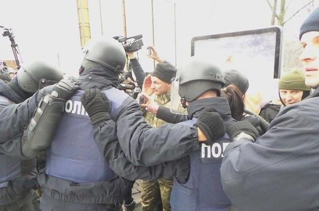 Возле Октябрьского дворца в Киеве в ход пошли петарды и слезоточивый газ