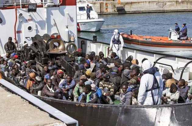 У берегов Ливии задержано судно с двумя сотнями мигрантов на борту