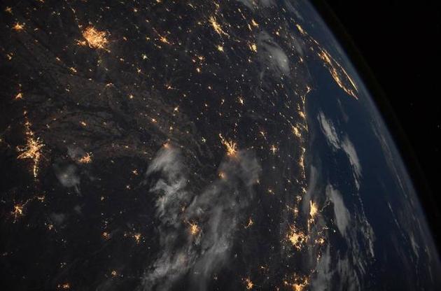 NASA опубликовало снимок ночной части Земли из космоса