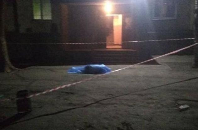 В Запорожье самоубийца выбросился из окна и насмерть прибил ребенка - СМИ