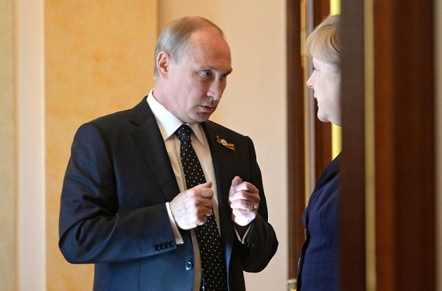 Меркель поцікавилася у Путіна причиною відкликання росіян з СЦКК