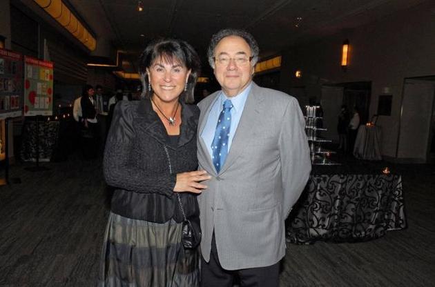 Засновник фармацевтичної компанії Apotex з дружиною померли від удушення.