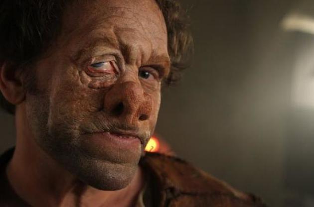 Алфі Кертіс у ролі доктора Корнеліуса Евазана