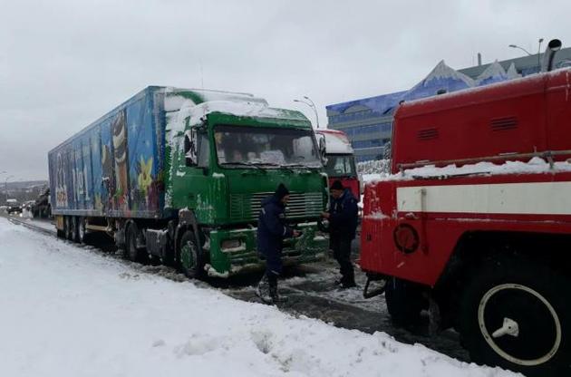 Рух обмежили через сильний сніг з поривчастим вітром