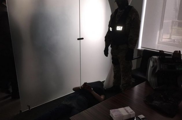 Миграционная служба включилась в войну против НАБУ