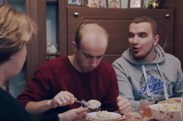 Учасники ролика відтворили знамениті сцени з "Сам удома"