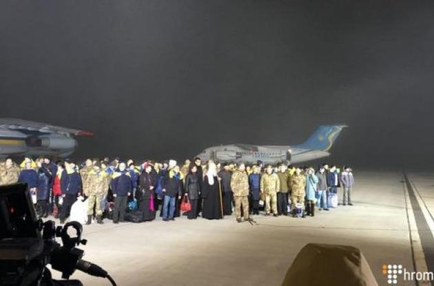 Українських військових у Борисполі зустріли з квітами