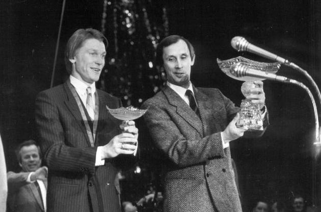 Призы &laquo;Верность клубу&raquo; в руках Олега Блохина
и капитана киевских динамовцев Владимира Веремеева