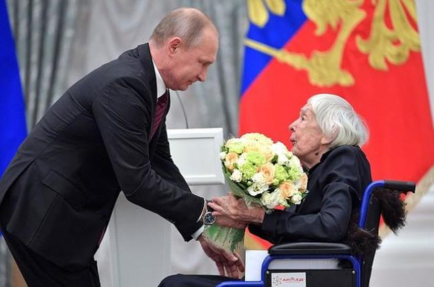 Путін вручив премію правозахисниці, яка цілувала йому руки