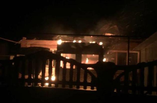 Після обстрілу Новолуганського з реактивної артилерії в селищі почалися пожежі