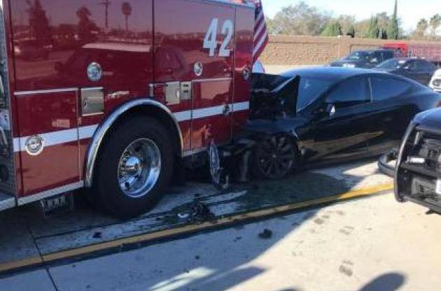 Автомобиль Tesla в режиме автопилота врезался в пожарную машину