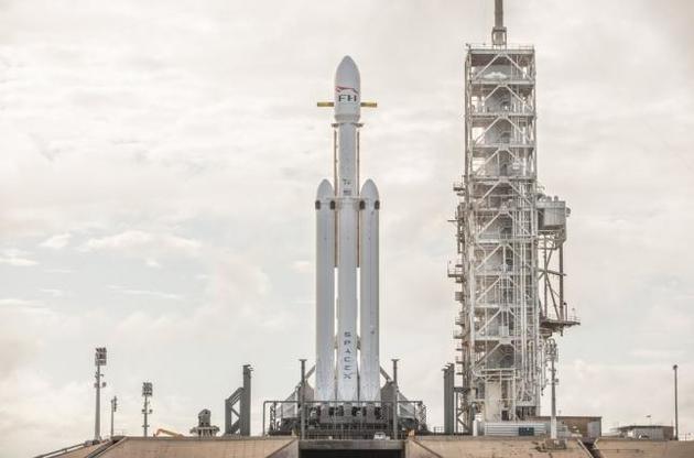 SpaceX опубликовала видео Falcon Heavy на стартовой площадке