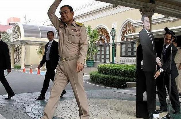 Премьер-министр Таиланда предложил журналистам задавать острые вопросы его картонному двойнику